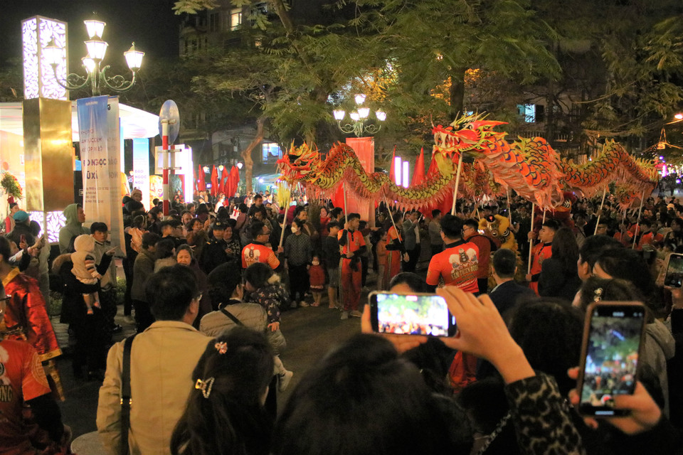 Sự kiện khai trương tối ngày 23/12 thu hút sự quan tâm của nhiều người dân quận Trúc Bạch và du khách từ khắp nơi. (Ảnh: Minh Anh/Vietnam+)