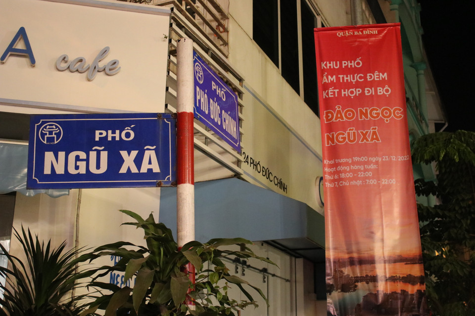 Trong thời gian đầu sẽ chỉ có hai con phố được thí điểm là Ngũ Xã và Nguyễn Khắc Hiếu, mở cửa vào ba ngày cuối tuần từ 19 giờ đến 24 giờ (thứ Sáu), từ 18 giờ đến 24 giờ (thứ Bảy, Chủ nhật). (Ảnh: Minh Anh/Vietnam+)