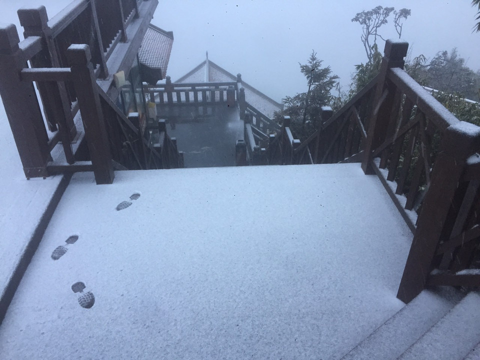 Tuyết rơi dày bao trùm cả một vùng không gian rộng lớn trên đỉnh Fansipan - nóc nhà Đông Dương. (Ảnh: CTV/Vietnam+)