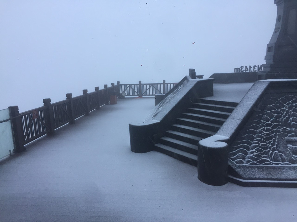 Lối đi lại quanh khu vực ''check-in'' cũng được phủ trắng tuyết. (Ảnh: CTV/Vietnam+)