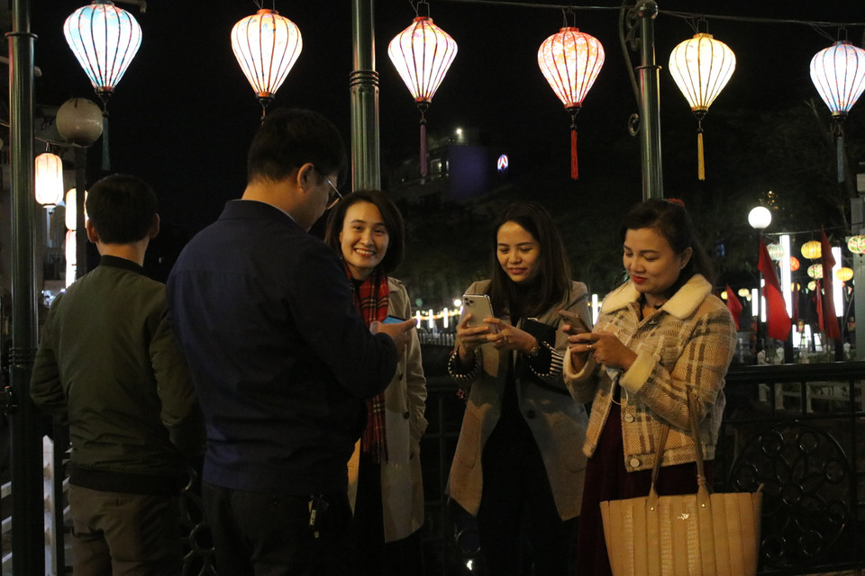 Các mép đảo tiếp xúc với hồ và các tuyến phố đều được bố trí đèn lồng chiếu sáng, làm tôn vẻ đẹp của tuyến phố đi bộ-ẩm thực về đêm. (Ảnh: Minh Anh/Vietnam+)