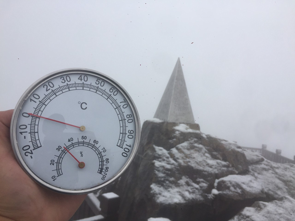 Sáng sớm 28/12, do ảnh hưởng từ đợt không khí lạnh tăng cường, nhiệt độ đỉnh Fansipan được ghi nhận đã đạt mức từ 0 đến dưới âm 1 độ C, xuất hiện mưa tuyết dày. (Ảnh: CTV/Vietnam+)