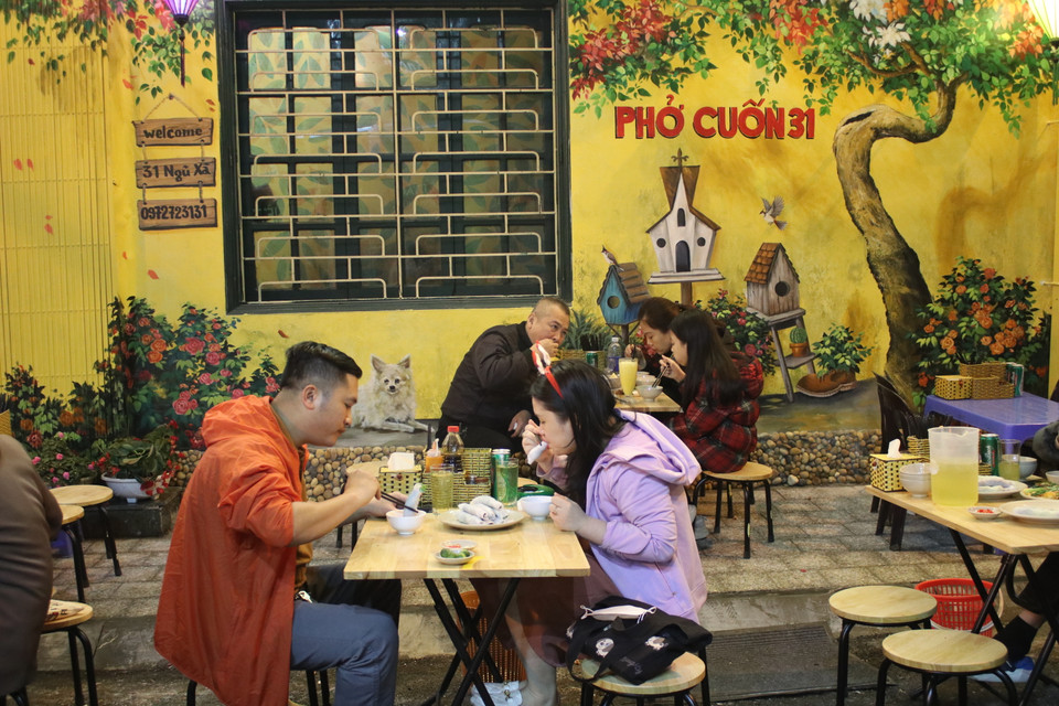 Khu vực Đảo Ngọc-Ngũ Xã này cũng là tuyến phố ẩm thực thứ hai của thành phố Hà Nội, sau tuyến phố Tống Duy Tân-Cấm Chỉ đã khai trương từ 10 năm trước. (Ảnh: Minh Anh/Vietnam+)
