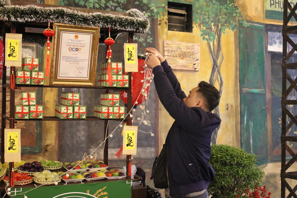 Bên cạnh các hộ gia đình bán trong nhà còn có mô hình bán hàng di động trên xe đẩy, bán đa dạng các mặt hàng từ đồ chế biến nóng hổi đến đồ đóng gói. (Ảnh: Minh Anh/Vietnam+)