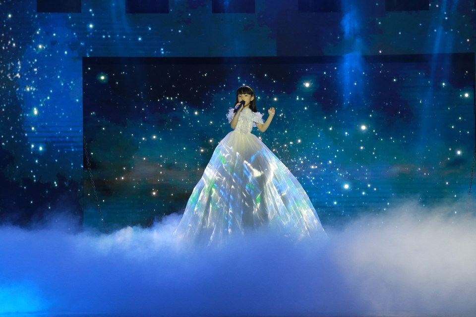 Thùy Dương xuất hiện lộng lẫy trong chiếc váy dạ hội khổng lồ. Hiệu ứng ánh sáng làm cho chiếc váy tỏa sáng lấp lánh như dải Ngân hà, khiến khán giả vô cùng thích thú. (Ảnh: BTC)