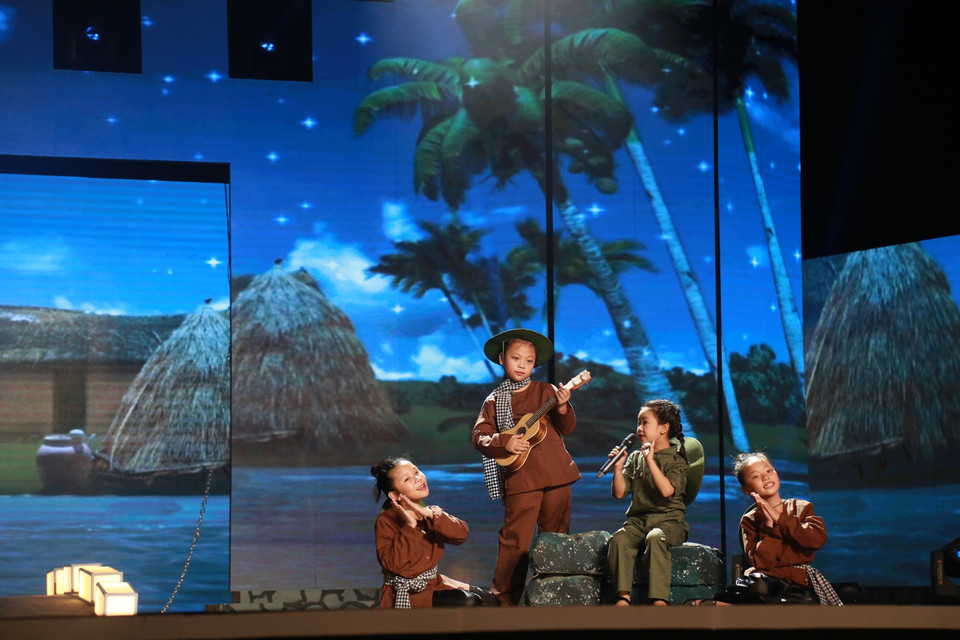 Sân khấu ‘Trường làng tôi’ của Diệp Nhi đưa ta trở về vùng quê yên bình với những rặng dừa, bụi tre thân thuộc. (Ảnh: BTC)