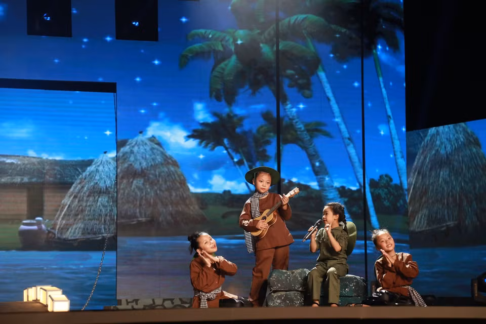 Sân khấu ‘Trường làng tôi’ của Diệp Nhi đưa ta trở về vùng quê yên bình với những rặng dừa, bụi tre thân thuộc. (Ảnh: BTC)