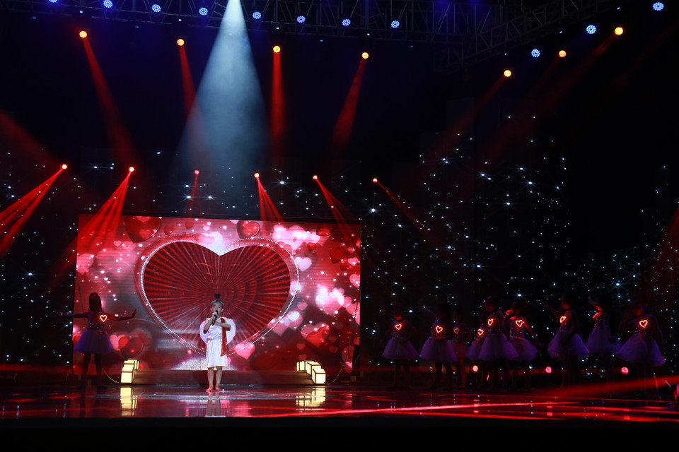 Anh Quân hóa thân thành thần tình yêu để thể hiện ‘Một trái tim, một quê hương. Cậu bé tự chấm cho mình 9,5 điểm vì chỉ mắc một lỗi… ‘nuốt nước bọt’ khi hát. (Ảnh: BTC)