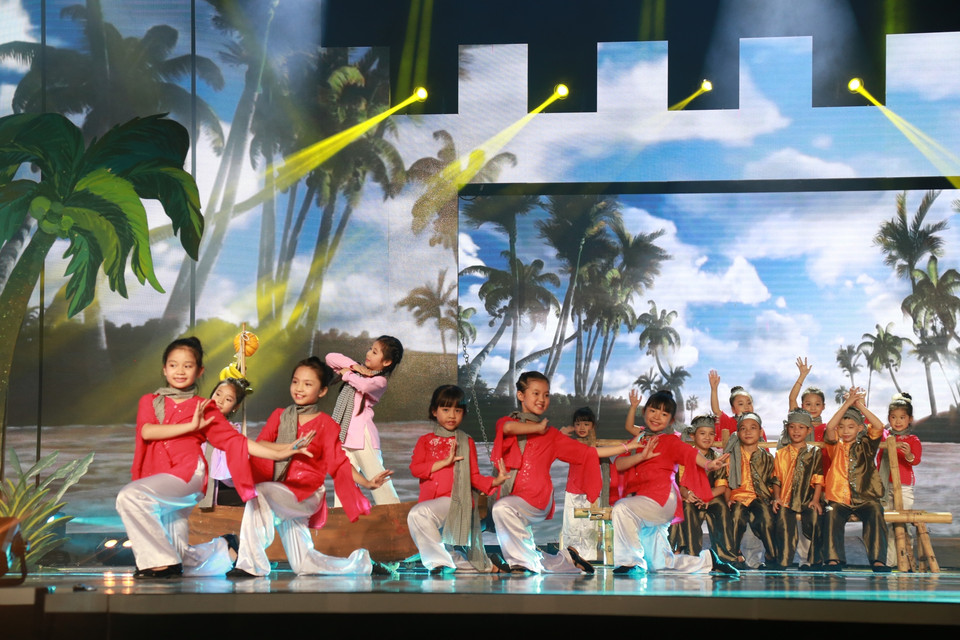 ‘Nhịp cầu tre’ qua phần thể hiện của cô bé Nguyễn Võ Ngọc Giàu (7 tuổi) đến từ Đồng Nai và đội phụ họa. (Ảnh: BTC)