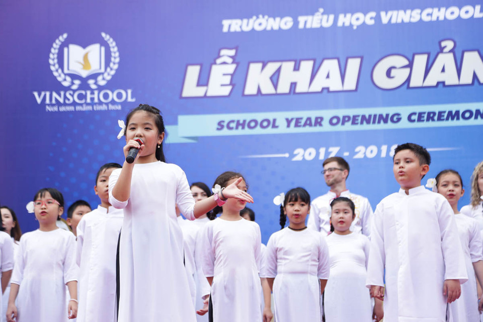 Năm học mới đã bắt đầu không phải với các bài giảng khô khan, mà với những tiết mục văn nghệ rộn ràng, với tiếng hát vang của các em học sinh tiểu học. (Ảnh: CTV/Vietnam+)