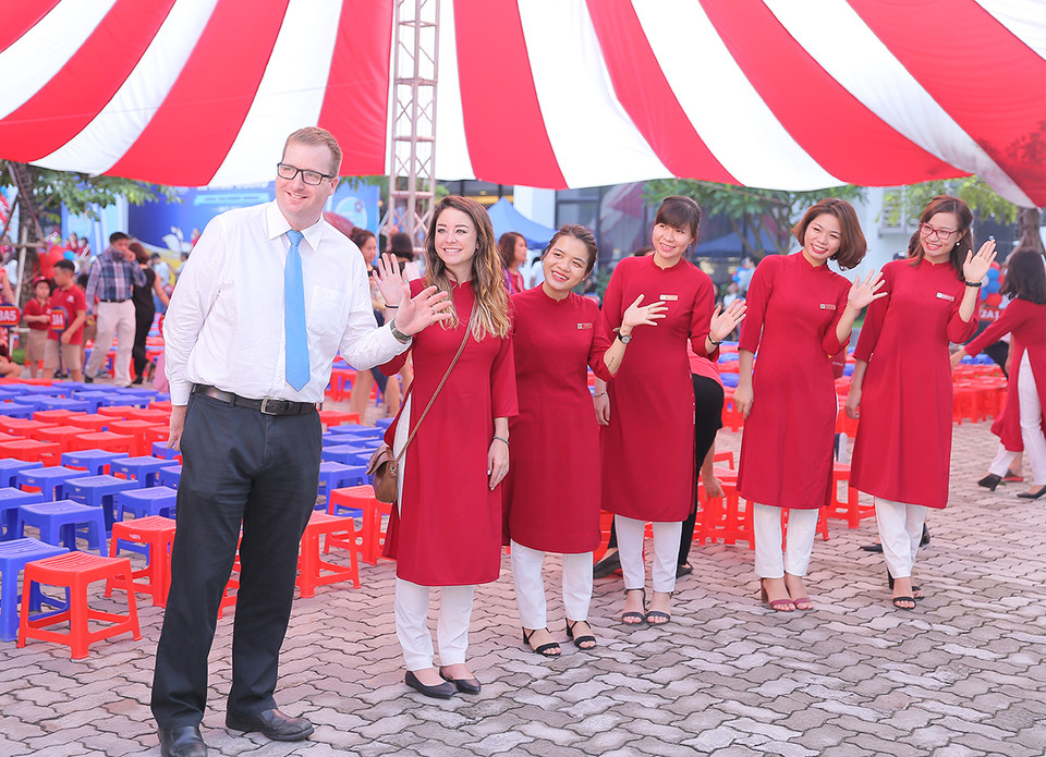 Ngay từ sáng sớm, sân trường Tiểu học Vinschool đã rực rỡ cờ hoa, và các thầy cô giáo đã sẵn sàng chào đón học sinh. (Ảnh: CTV/Vietnam+)