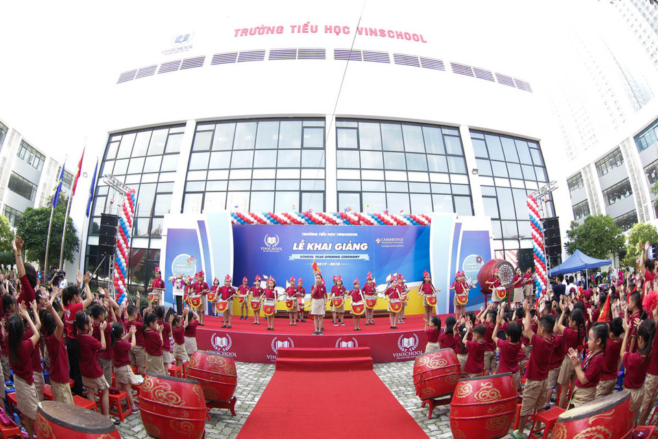 Lễ khai giảng bắt đầu với phần chào cờ và hát quốc ca long trọng. (Ảnh: CTV/Vietnam+)