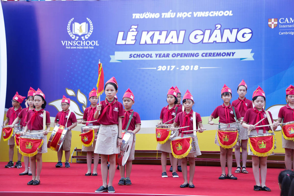 Các học sinh tiểu học thực hiện nghi lễ với đội trống. (Ảnh: CTV/Vietnam+)