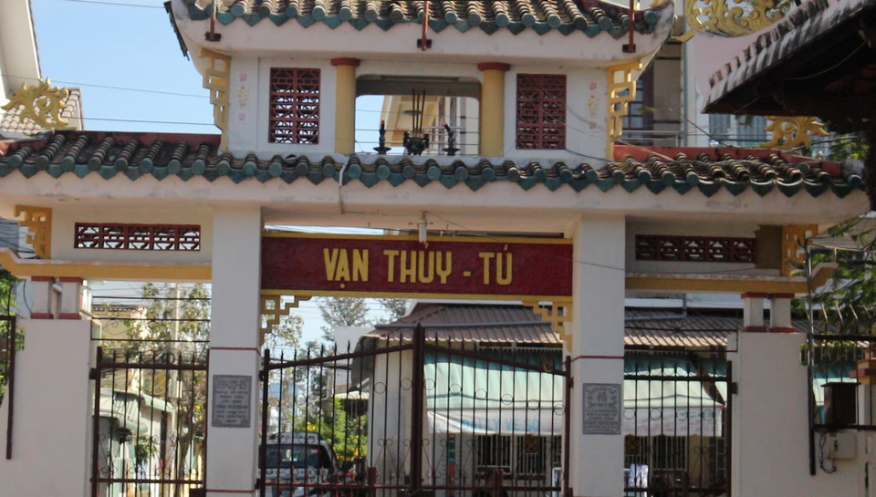 Đại diện Ban quản lý khu di tích cho biết ngư dân dựng nên Dinh Vạn Thủy Tú vào năm 1762. Theo quan niệm của ngư dân, cá ông sẽ tựa vào thuyền, cản sóng lớn giúp họ vào bờ an toàn. (Ảnh: Minh Anh/Vietnam+)