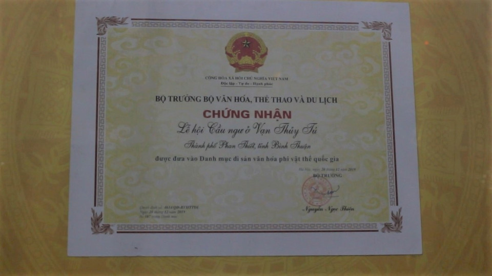 Nhờ giá trị văn hóa đậm đà và đặc sắc, Dinh Vạn Thủy Tú đã nhận 24 sắc phong từ thời nhà Nguyễn, nhiều công nhận của Hội Kỷ lục Việt Nam và bằng khen, giấy chứng nhận từ nhà nước. Năm 2019, Bộ trưởng Bộ Văn hóa, Thể thao và Du lịch đã chứng nhận lễ hội Cầu ngư ở Vạn Thủy Tú là di sản văn hóa phi vật thể quốc gia. (Ảnh: Minh Anh/Vietnam+)