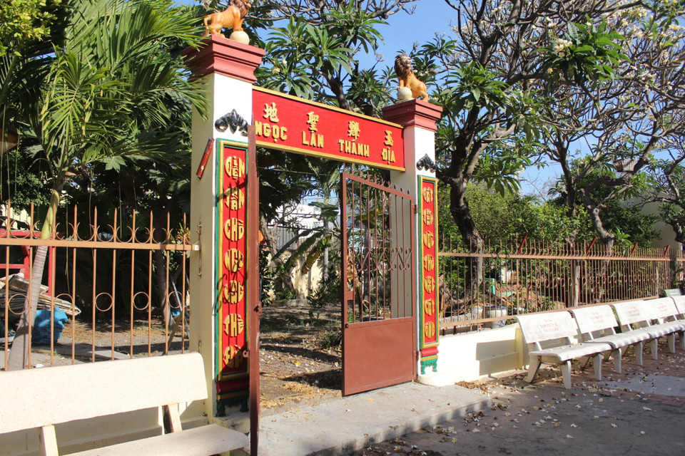 Trong khuôn viên của Dinh còn có một khoảng đất gọi là Ngọc Lân Thánh Địa, bên trong chôn cất ba cá ông nhỏ, có chiều dài chỉ khoảng một sải tay người trưởng thành. (Ảnh: Minh Anh/Vietnam+)