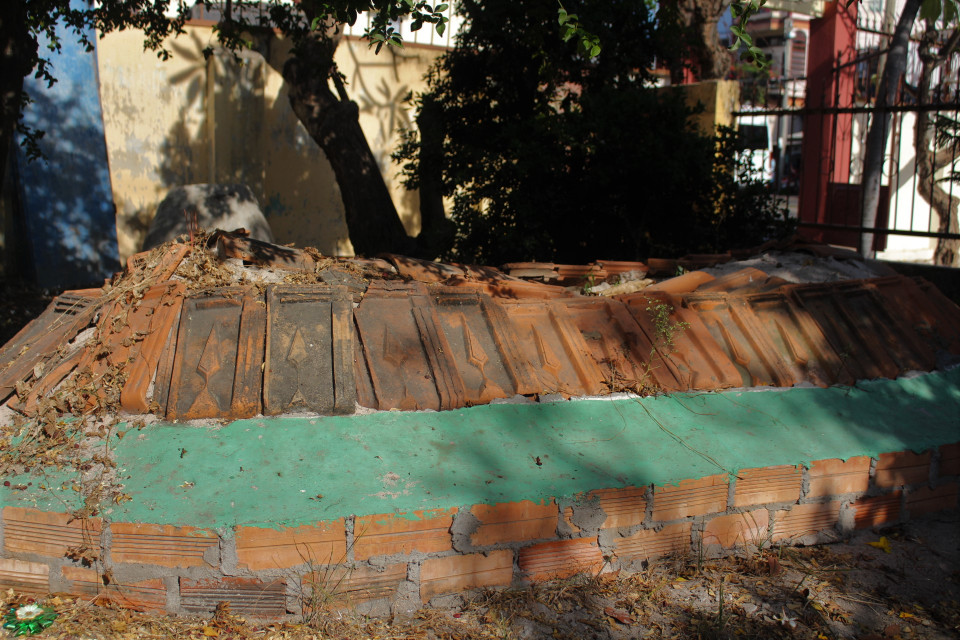 Trước khi đặt cá ông xuống, người dân sẽ rải một lớp bê tông trắng, sau khi chôn thì kiên cố bằng gạch ngói phía trên. Hiện ở bờ biển của vạn chài Bình An, Mũi Né đang chôn một xác cá ông nặng khoảng 10-15 tấn sau khi lụy bờ vào giữa năm 2019. (Ảnh: Minh Anh/Vietnam+)