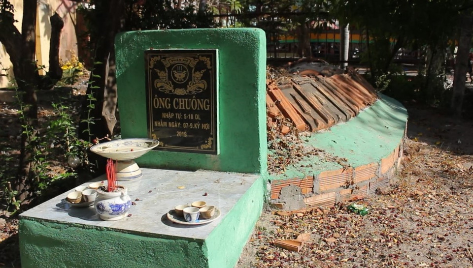 Các tấm bia mộ được thiết kế trang nghiêm như cho người, trên đó ghi tên ''Ông Chuông," Bà Chuông," ''Ông Kiềm," "Bà Kiềm'' tùy theo giới tính của cá ông. (Ảnh: Minh Anh/Vietnam+)