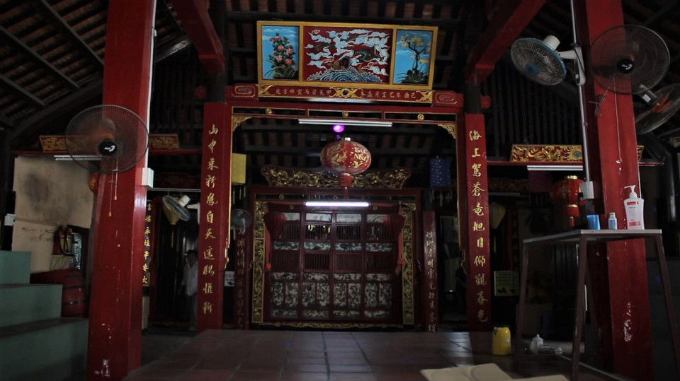 Trong gian nhà chính là ban thờ các vị thần linh cai quản biển cả và ba thế hệ ngư dân đã xây dựng dinh. Cá ông cũng được hình tượng hóa thành người, đặt trên ban để thờ cúng. (Ảnh: Minh Anh/Vietnam+)