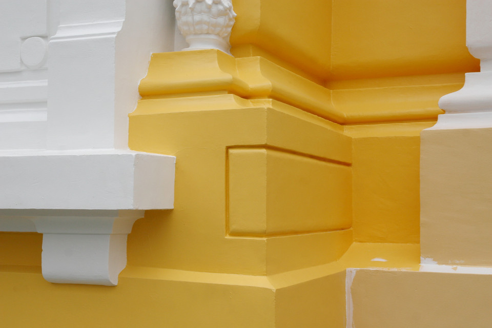 Sự khác biệt giữa màu sơn mới và màu sơn cũ. (Ảnh: Lê Doãn Đức/Vietnam+)