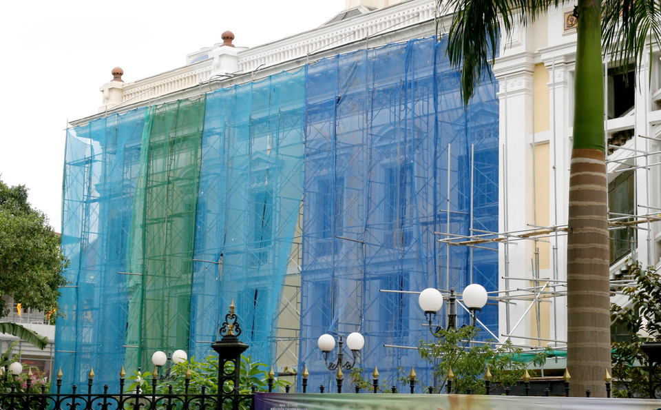 Giàn giáo, bạt phủ tại công trình. (Ảnh: Lê Doãn Đức/Vietnam+)