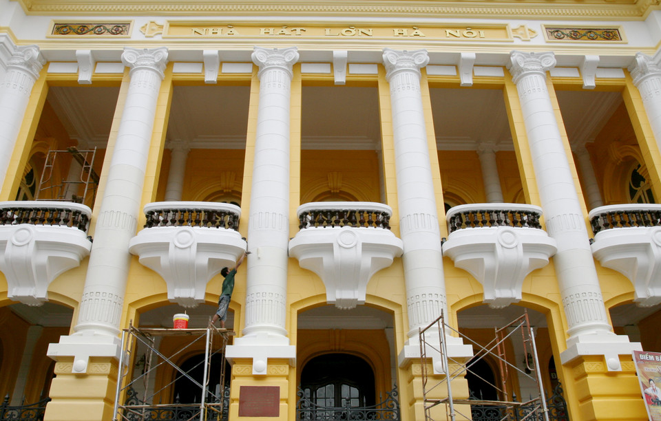 Nhiều chuyên gia trong lĩnh vực bảo tồn di sản văn hóa cho rằng, màu sơn mới quá đậm và không phù hợp với tổng thể kiến trúc công trình. (Ảnh: Lê Doãn Đức/Vietnam+)