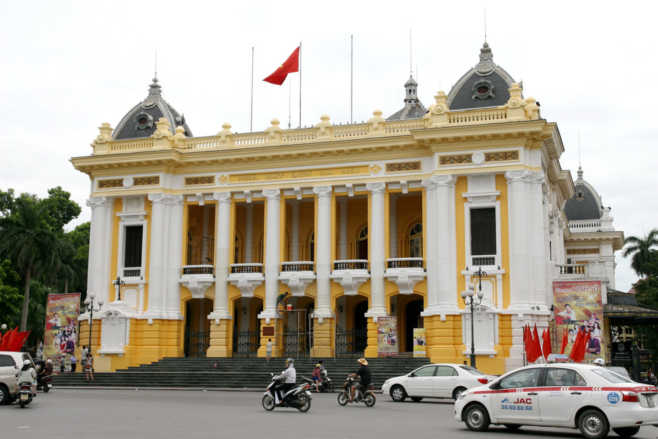 Nhà hát Lớn Hà Nội đang dần được khoác lên mình ‘màu áo’ mới. (Ảnh: Lê Doãn Đức/Vietnam+)