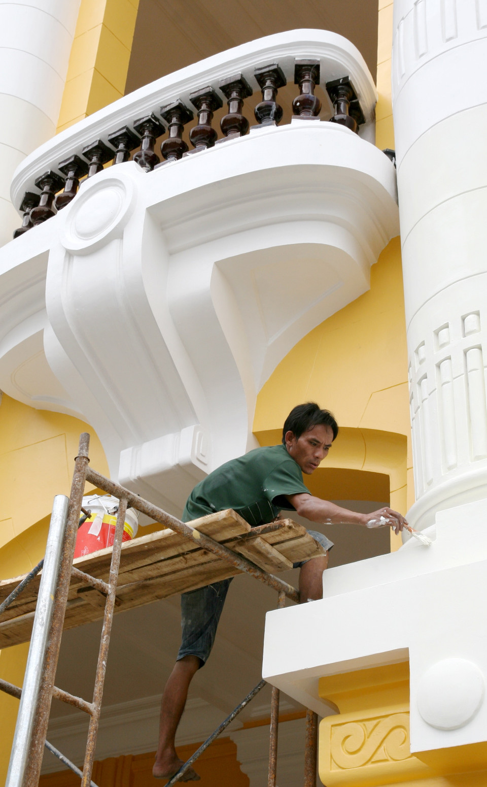 Theo đại diện lãnh đạo Nhà hát Lớn Hà Nội, việc sơn lại lần này nằm trong kế hoạch duy tu thường xuyên của nhà hát (sơn lại trên nền cũ), không phải dự án tu bổ, sửa chữa quy mô lớn. (Ảnh: Lê Doãn Đức/Vietnam+)