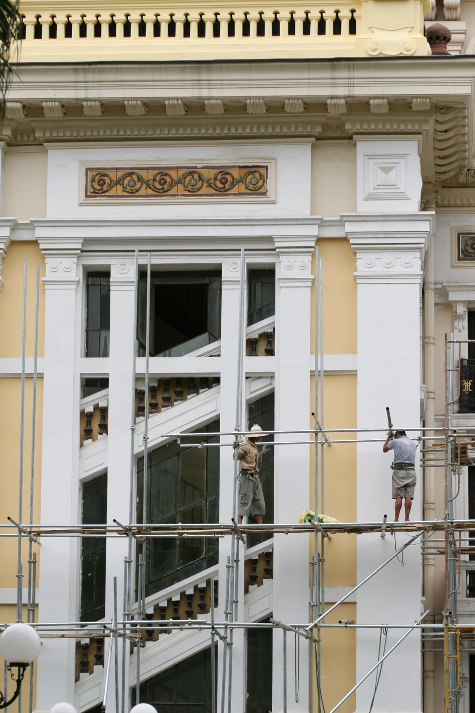 Mặt bên của Nhà hát Lớn Hà Nội cũng đang được sửa chữa. (Ảnh: Lê Doãn Đức/Vietnam+)