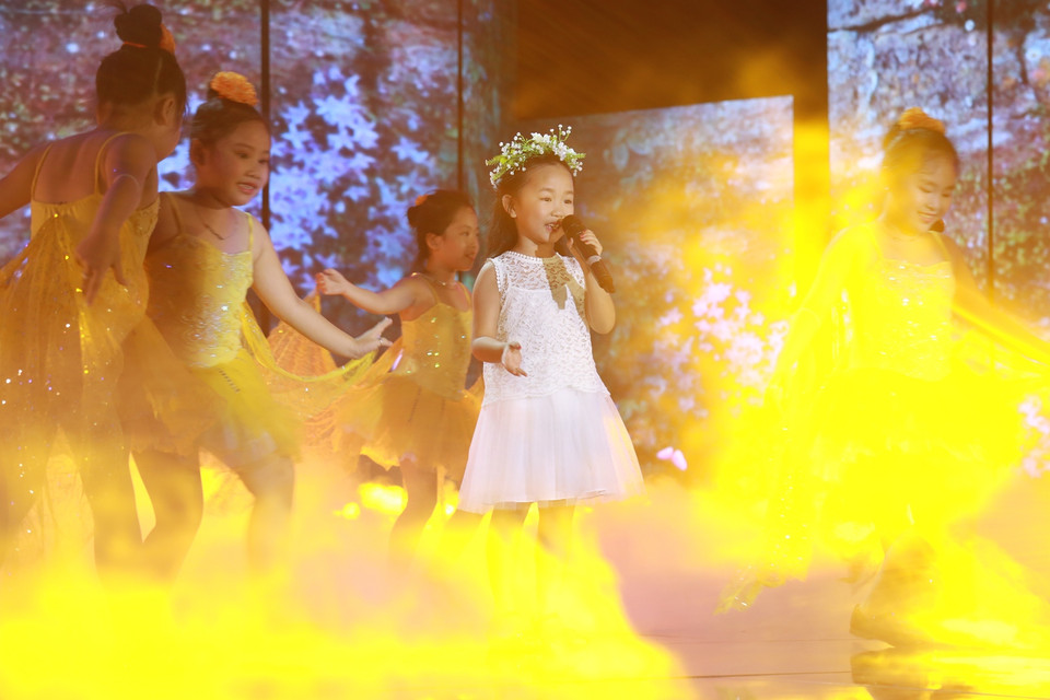 Cô bé đến từ Hà Nội, Hiểu Linh, đã khiến giám khảo Phương Uyên rất ‘nể’ ở đoạn thay đổi tiết tấu trong khi trình diễn ‘Cánh én tuổi thơ.’ (Ảnh: BTC)