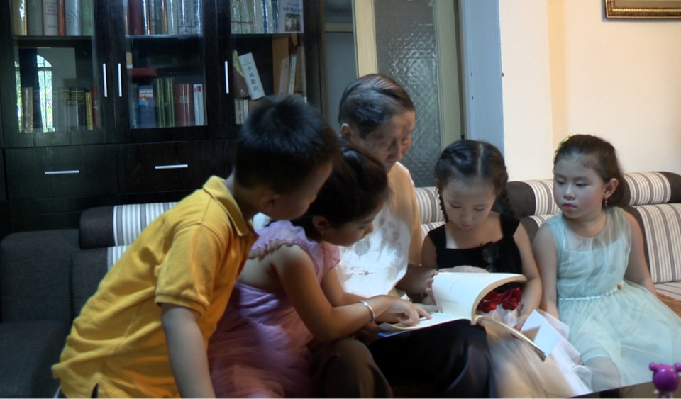 Trước buổi thi tài, bốn bạn nhỏ của đội Đồ đã đến thăm nhạc sỹ Phạm Tuyên. (Ảnh: BTC)