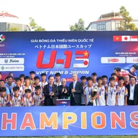 Ban tổ chức trao giải hạng nhất cho U13 Becamex Hồ Chí Minh City FC. (Ảnh: PV/Vietnam+)