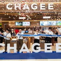 Khoảnh khắc cắt băng khánh thành cửa hàng CHAGEE tại mPlaza chính thức đánh dấu cột mốc Grand Opening của thương hiệu tại Việt Nam, mở ra trọn vẹn triết lý trà hiện đại, không gian trải nghiệm đặc trưng cùng cam kết gắn bó lâu dài tại thị trường Việt Nam.