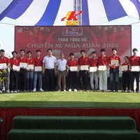 Hội Xuân 2026 Trường Cao đẳng Bách khoa Sài Gòn trao hàng trăm xuất vé miễn phí trên chuyến xe mùa xuân đưa sinh viên về quê ăn Tết. (Ảnh: PV/Vietnam+)