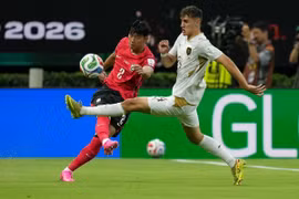 Pha tranh bóng giữa cầu thủ Lee Han-beom (trái) của Hàn Quốc và Alexandr Sojka của CH Séc trong trận đấu. (Ảnh: THX/TTXVN)