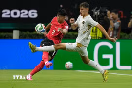 Pha tranh bóng giữa cầu thủ Lee Han-beom (trái) của Hàn Quốc và Alexandr Sojka của CH Séc trong trận đấu. (Ảnh: THX/TTXVN)