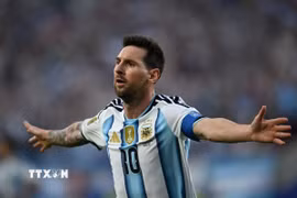 Lionel Messi ăn mừng sau khi lập công vào lưới Algeria. (Ảnh: AFP/TTXVN)