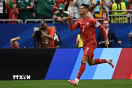 Ronaldo lập cú đúp để giúp Bồ Đào Nha chiến thắng. (Ảnh: AFP/TTXVN)