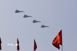 Mở đầu cuộc diễu binh, diễu hành là các biên đội của Không quân nhân dân Việt Nam anh hùng bay trên bầu trời Tổ quốc. (Ảnh: TTXVN)