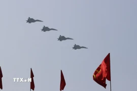 Mở đầu cuộc diễu binh, diễu hành là các biên đội của Không quân nhân dân Việt Nam anh hùng bay trên bầu trời Tổ quốc. (Ảnh: TTXVN)