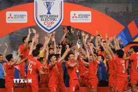 Việt Nam nâng cúp vô địch AFF Cup 2024 ngay trên sân của Thái Lan. (Ảnh: Minh Quyết/TTXVN)