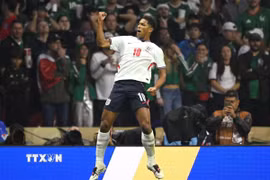 Jude Bellingham lập cú đúp giúp tuyển Anh đánh bại Mexico, giành quyền vào tứ kết World Cup 2026. (Ảnh: AFP/TTXVN)