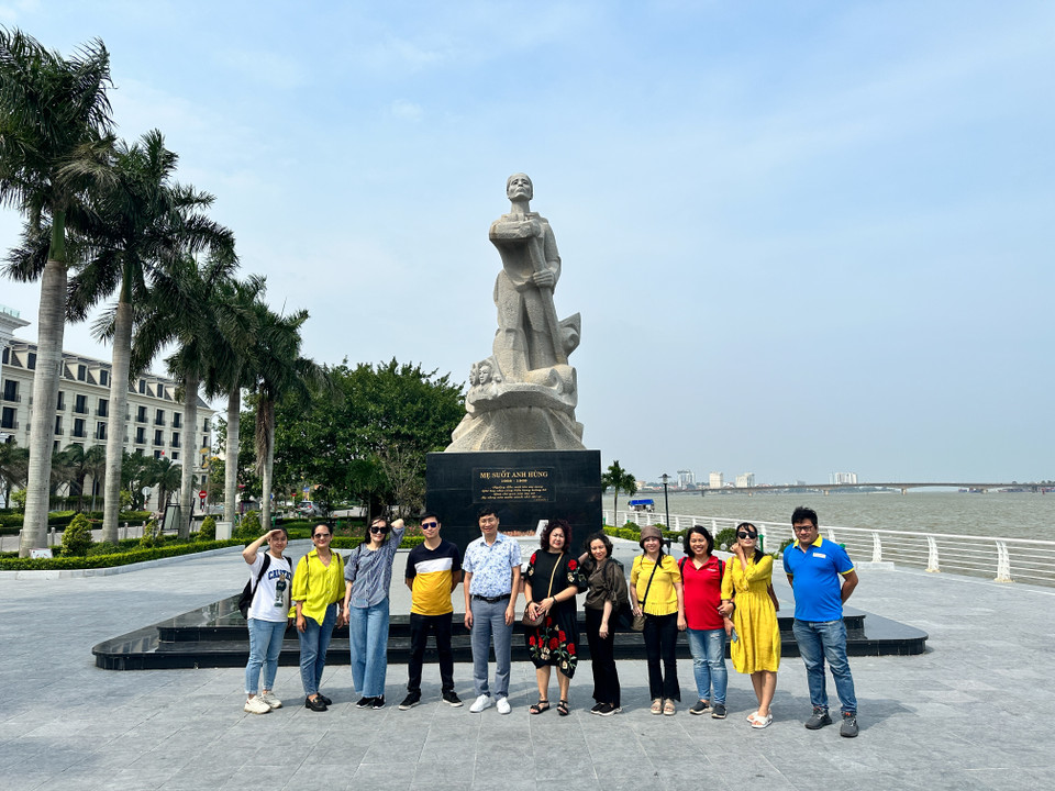 Chụp ảnh lưu niệm tại Tượng đài Mẹ Suốt ở Quảng Bình. (Ảnh: Minh Sơn/Vietnam+)