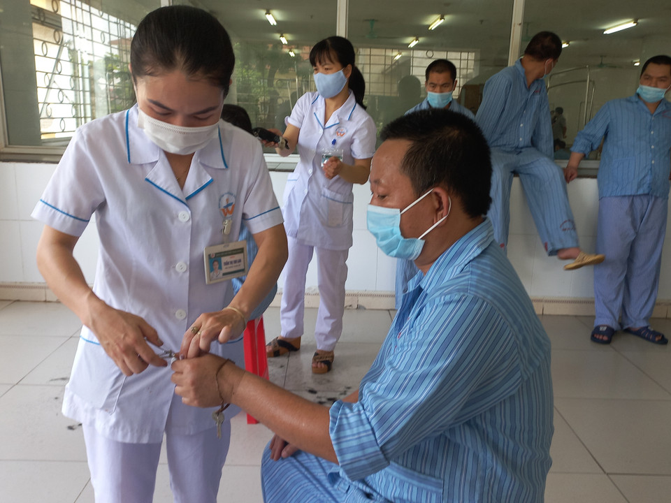 Cắt móng tay cho bệnh nhân là công việc thường ngày của rất nhiều nhân viên y tế. (Ảnh: PV/Vietnam+)