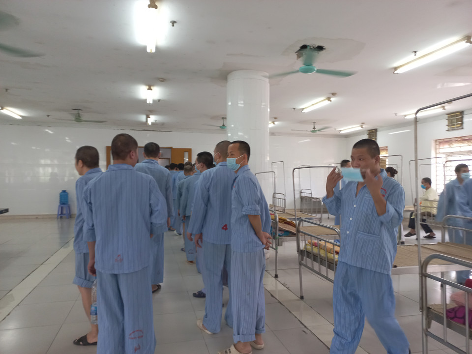 Các bệnh nhân xếp hàng đi ăn. (Ảnh: PV/Vietnam+)