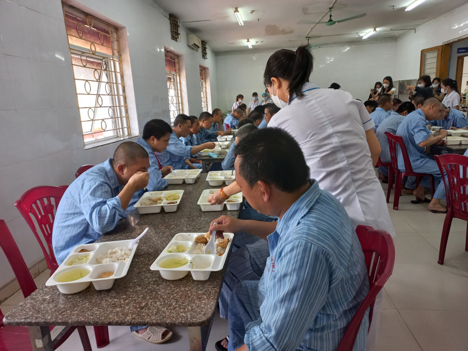 Bữa trưa của các bệnh nhân tại Bệnh viện tâm thần Trung ương 1. (Ảnh: PV/Vietnam+)