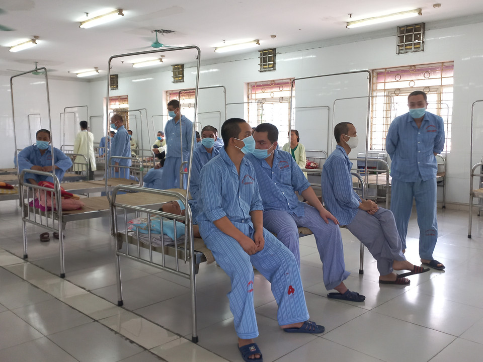 Hiện có khoảng 600 bệnh nhân đang điều trị tại các phòng bệnh. (Ảnh: PV/Vietnam+)