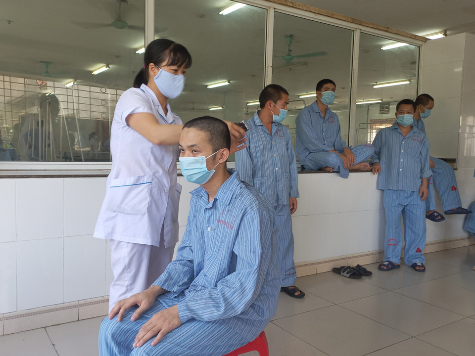 Cắt tóc cho bệnh nhân. (Ảnh: PV/Vietnam+)