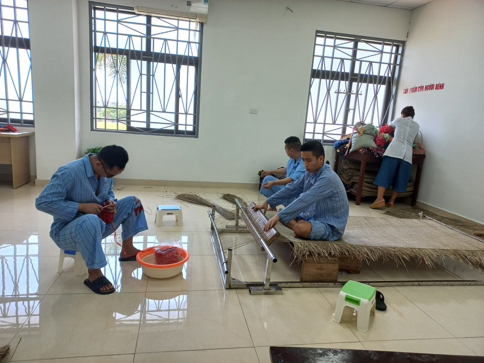 Phòng thực hành thủ công, dạy nghề cho những bệnh nhân tâm thần. (Ảnh: PV/Vietnam+)