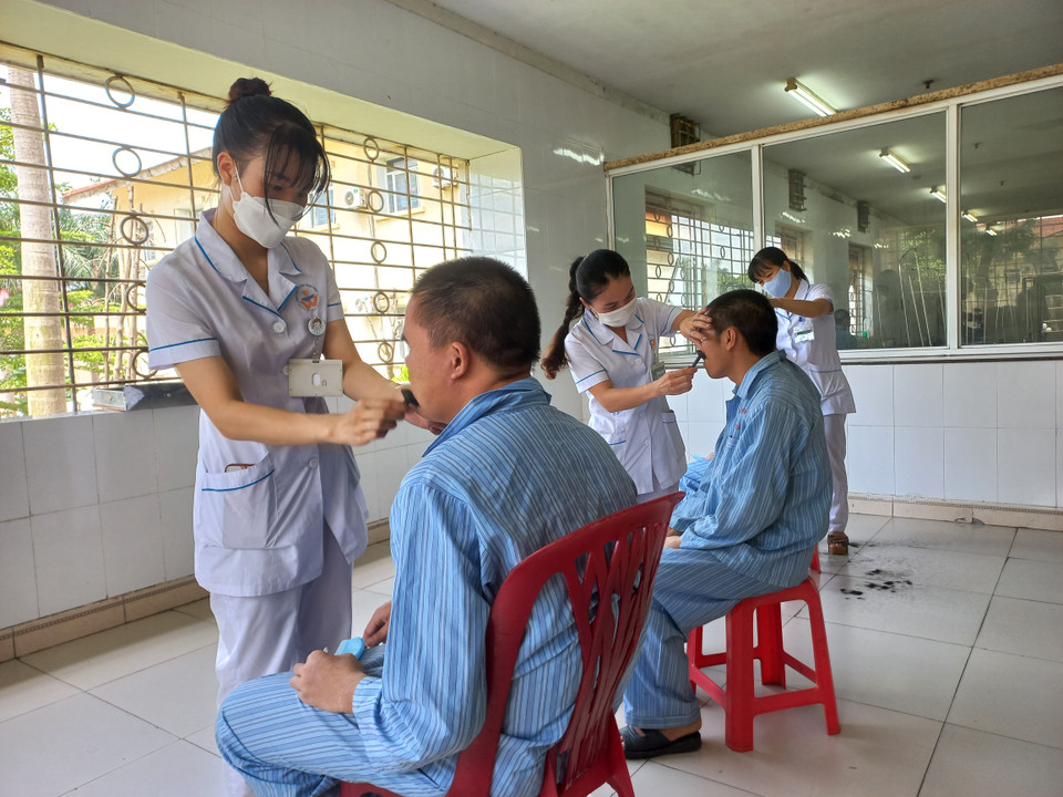 Những nữ nhân viên y tế thực hiện chăm sóc cho bệnh nhân. (Ảnh: PV/Vietnam+)